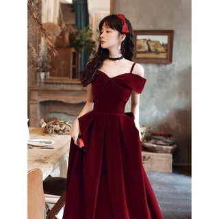 Váy dạ hội màu đỏ quý phái
