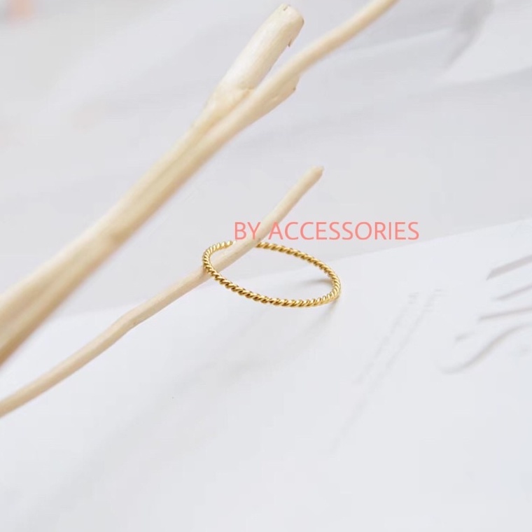 Nhẫn titan xoắn mảnh xinh không gỉ