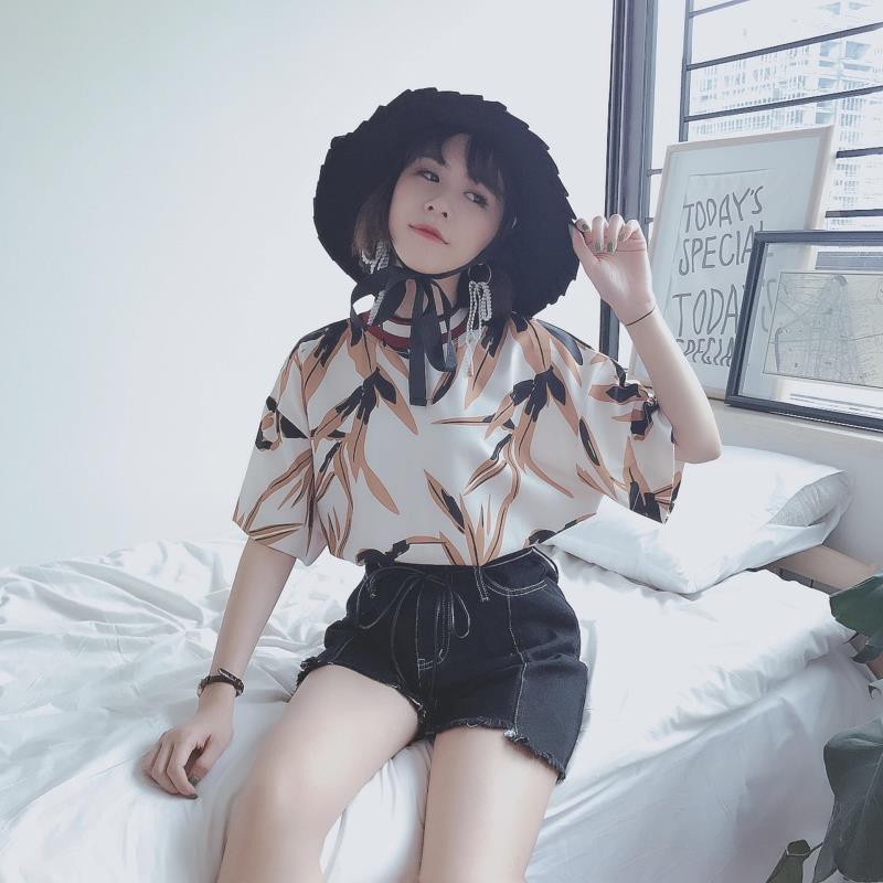 Áo thun nữ cổ tròn cao họa tiết tay ngắn Emilyshop