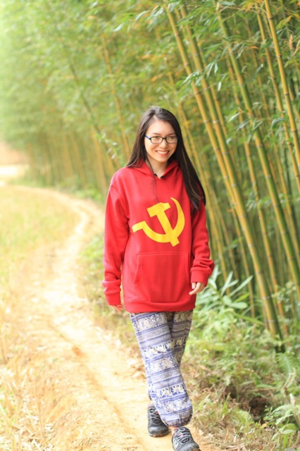 Áo hoodie búa liềm