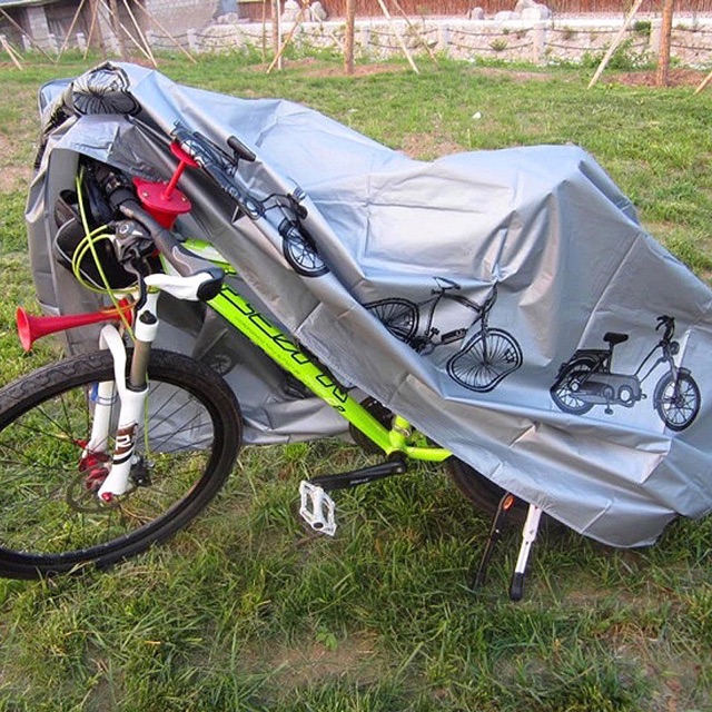 Bạt phủ xe hình xe đạp máy họa tiết, chống thấm hiệu quả.