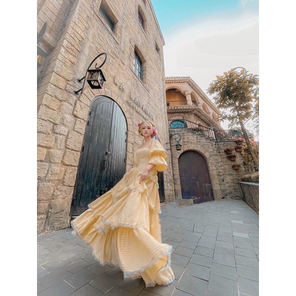 Đầm kate maxi caro vàng cổ vuông tay lửng bèo tầng phối ren