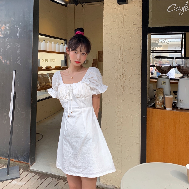 Váy trắng tay bồng cổ vuông dáng ngắn chun ngực