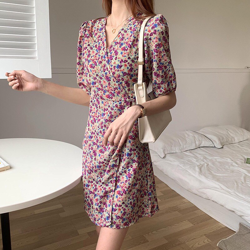 Váy ngắn hoạ tiết hoa nhí cổ V 2021