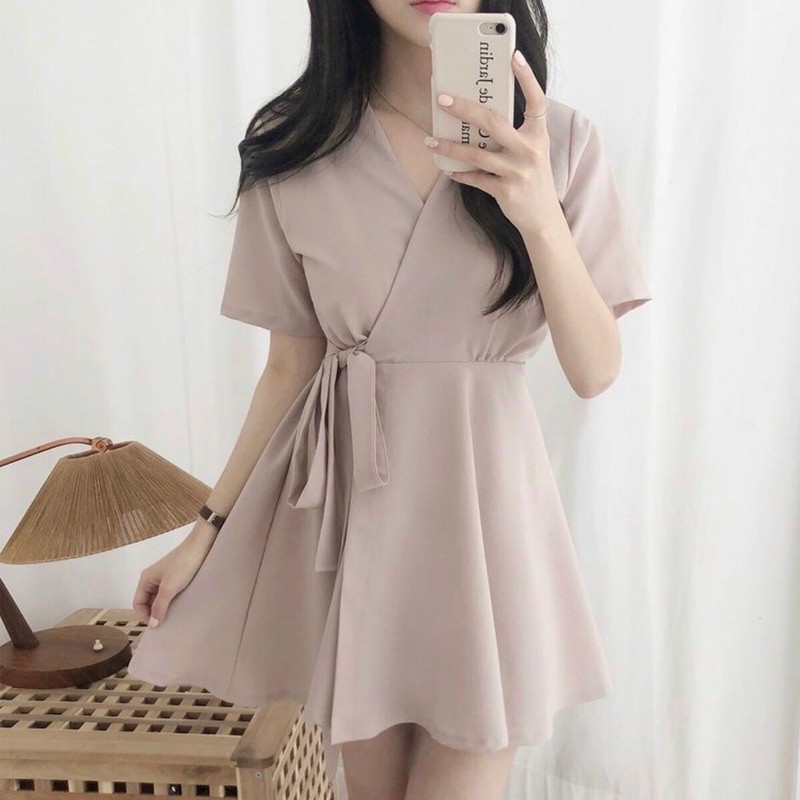Đầm váy hồng ruốc form ngắn đắp tà