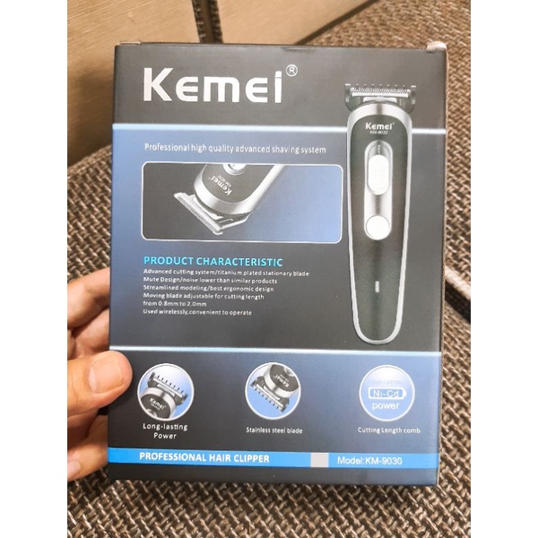 tông đơ Kemei 9030 chạy êm.