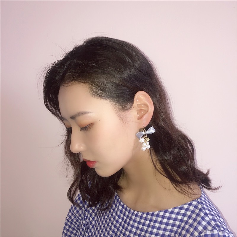 Hoa tai nơ xanh kết tay