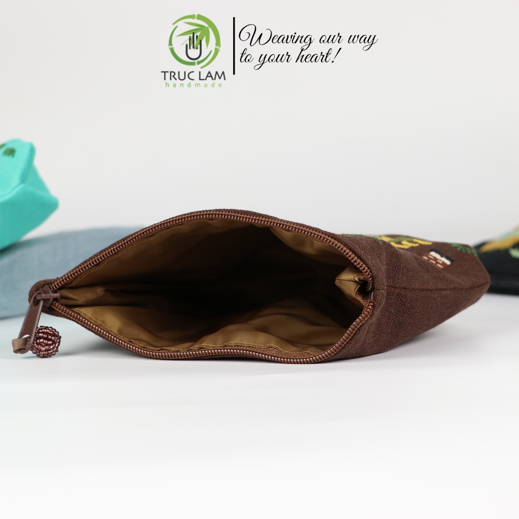 Ví Cầm Tay Vải Linen Thêu Tay Sa Hạt Họa Tiết Gia Đình Trong Nông Trại - Trúc Lâm Handmade
