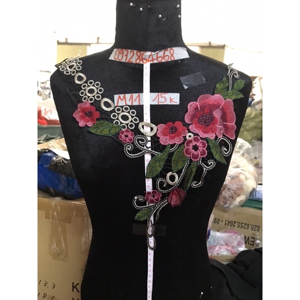 Cổ thêu hoa lệch bên m11