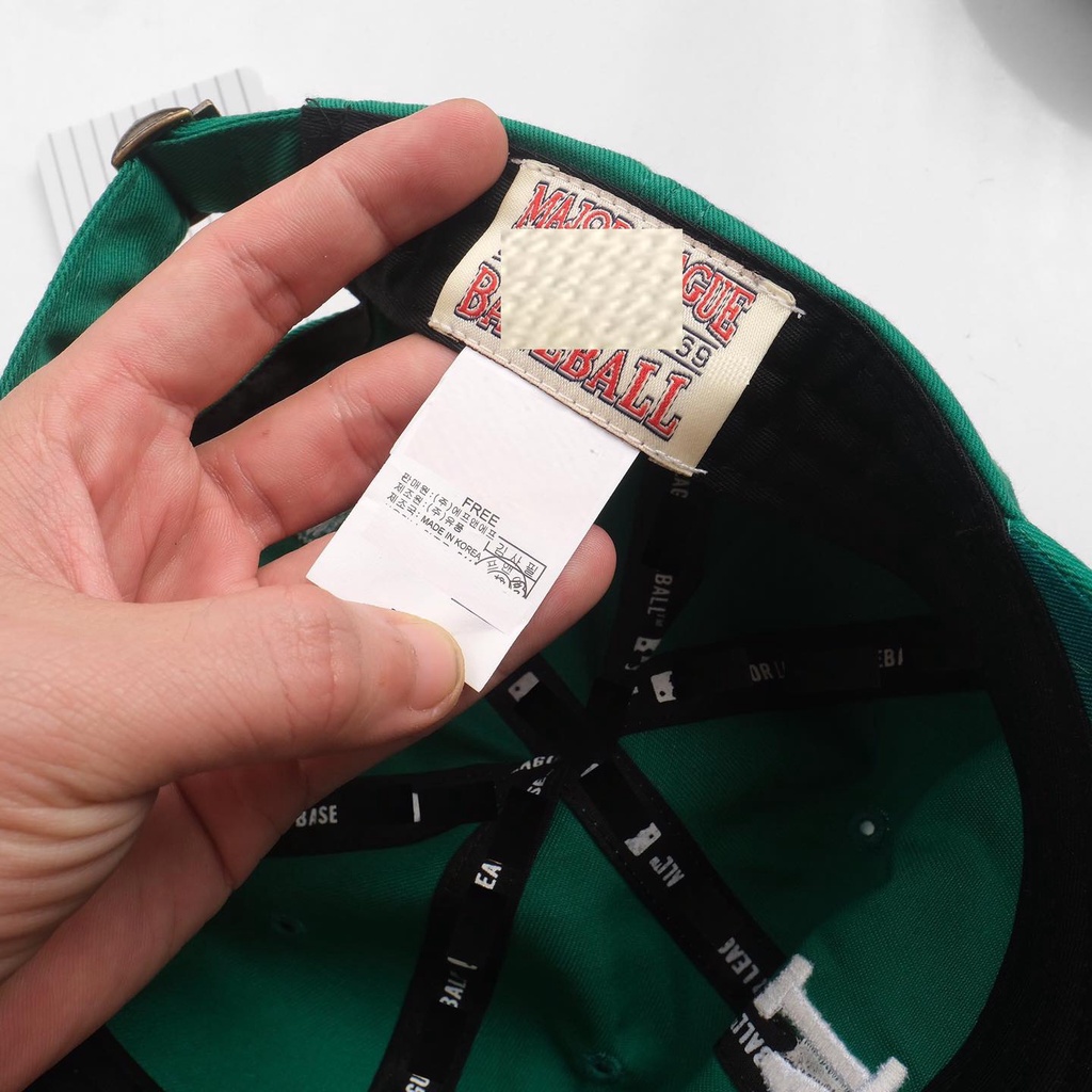 Nón lưỡi trai xanh lá