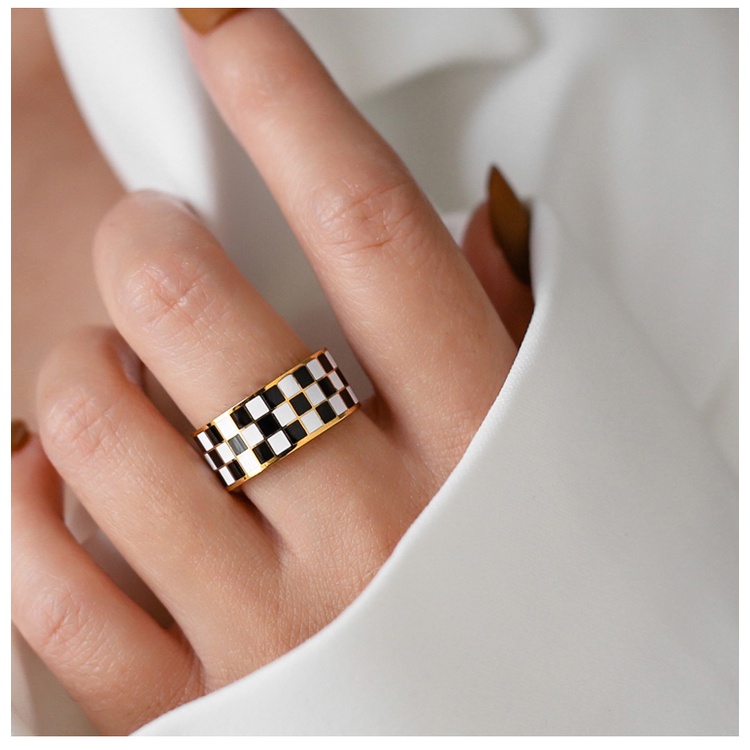 Nhẫn titan unisex kẻ caro đen trắng không gỉ UR2201