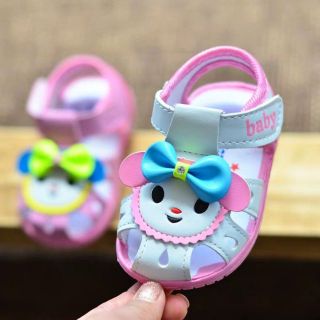 Sandal tập đi đế kèn cho bé gái có hoa