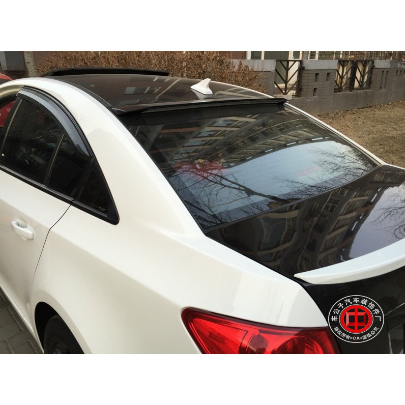 Đuôi dán kính sau xe cruze
