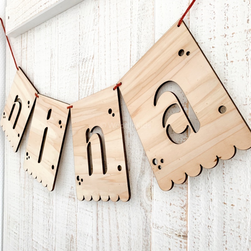 Cờ gỗ khắc tên trang trí, bảng tên cho bé.
