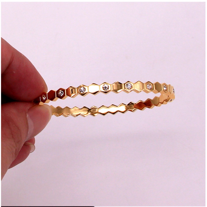 Vòng Tay Titan Nữ Ko Đen Kiểu Tổ Ong Đính Đá Nhân Tạo TT 4063