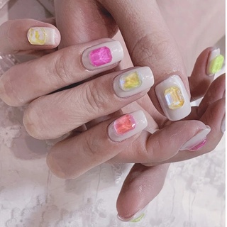 Đá khối chân bằng màu neon
