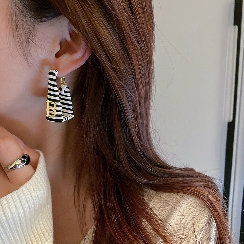 Khuyên Tai Da Đính Đá Vuông Cá Tính Cho Nữ