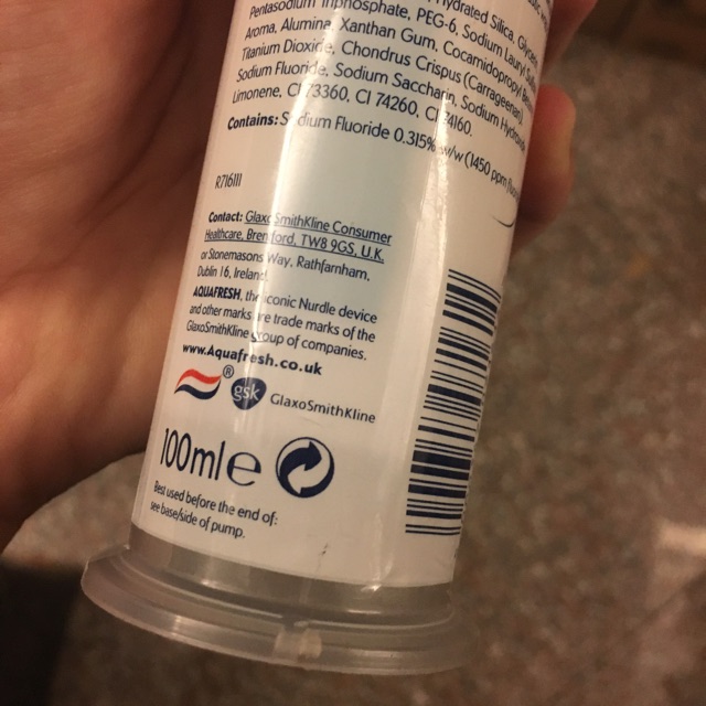 Kem đánh răng Aquafresh Whitening ống Uk 100 ml