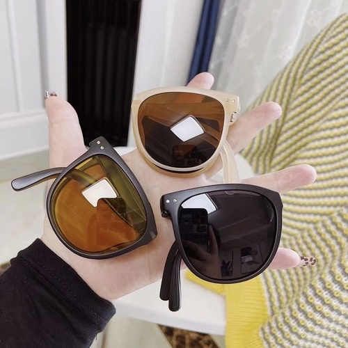 Kính mát gọng nhựa có thể gấp lại tiện lợi