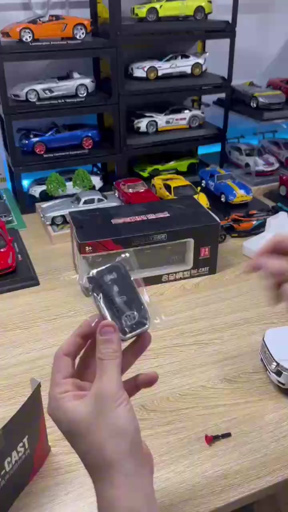 Mô Hình Xe Ôtô Kim Loại 1/24 Siêu Xe TOYOTA LAND CRUISER LC300 Có REMOTE Dùng Để Trưng Bày