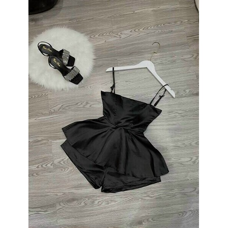 Set đồ nữ cá tính sexy với thiết kế 2 dây ôm dáng tà xòe kèm quần short ngắn, chất vải tapta