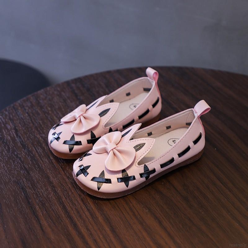 Đôi giày đế mềm chống trượt họa tiết chú thỏ dễ thương cho bé gái