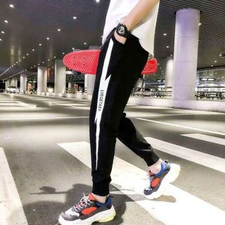 Quần jogger nỉ in tia chớp