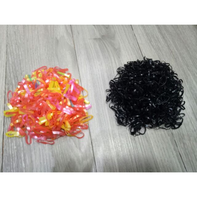 chun buộc tóc cho mẹ và bé