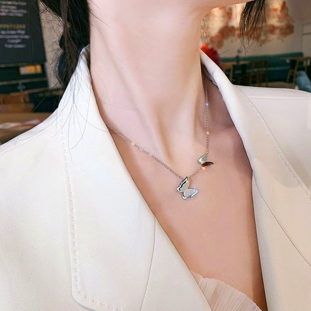 Vòng cổ bằng thép titan mặt hình bướm phong cách retro thời trang cho nữ