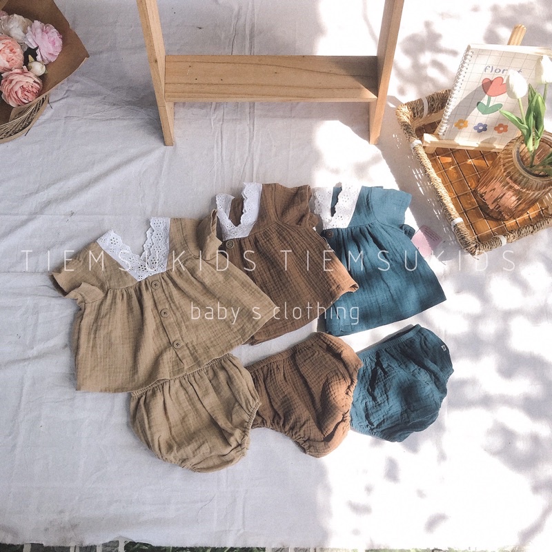 Set bộ cộc tay kèm chip muslin cho bé gái xinh xắn phối cổ ren