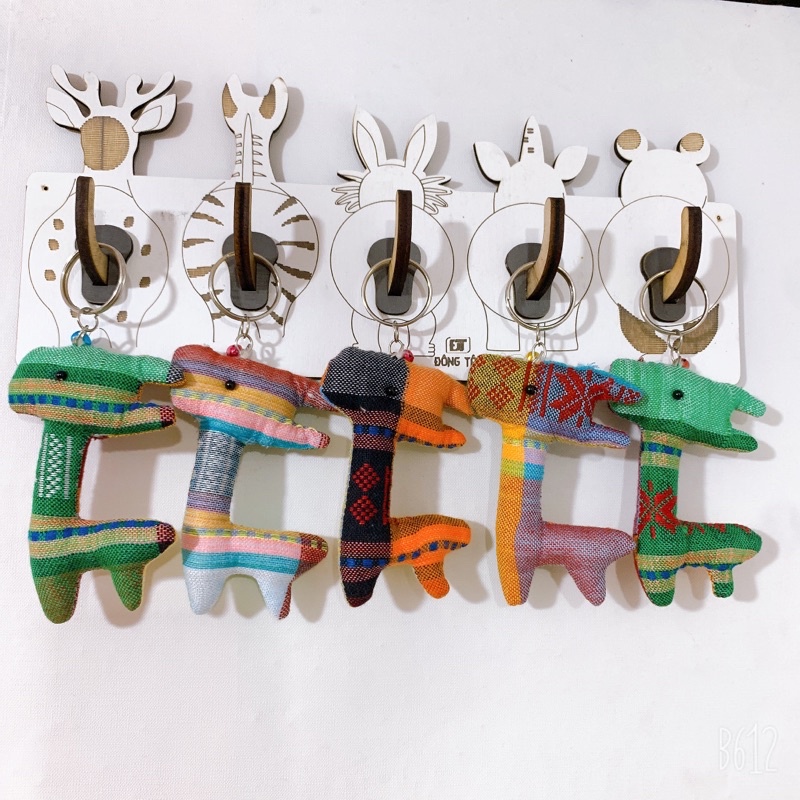 Móc khoá thổ Cẩm hình hươu cao cổ treo túi