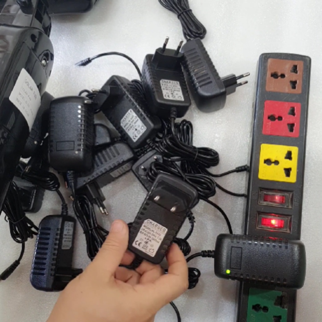 Sạc ADAPTOR HL-0915 dùng cho quạt năng lượng mặt trời có đèn báo khi sạc pin