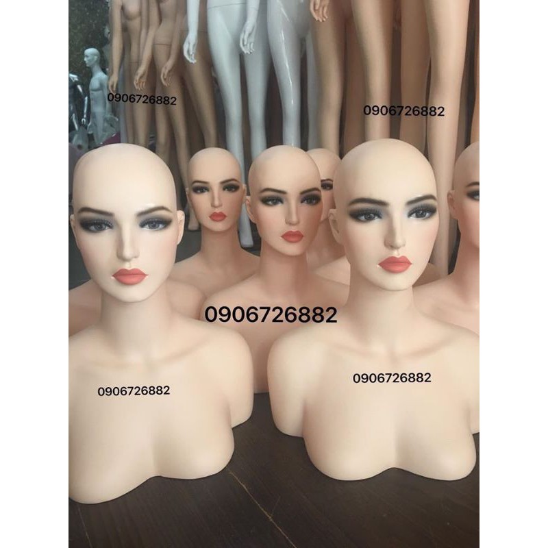 Manocanh đội tóc giả