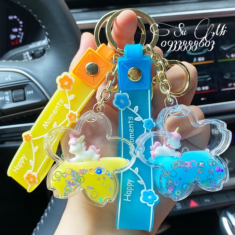 Móc khóa ngựa pony trong bông hoa thủy tinh .Móc khóa thời trang phong cách treo balo, túi xách