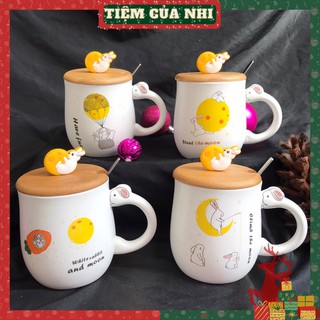 Ly sứ có nắp gỗ gắn thỏ ôm mặt trăng 3D in hình thỏ mặt trăng màu trắng có quai cầm kèm muỗng cà phê 450ml Tiệm Của Nhi