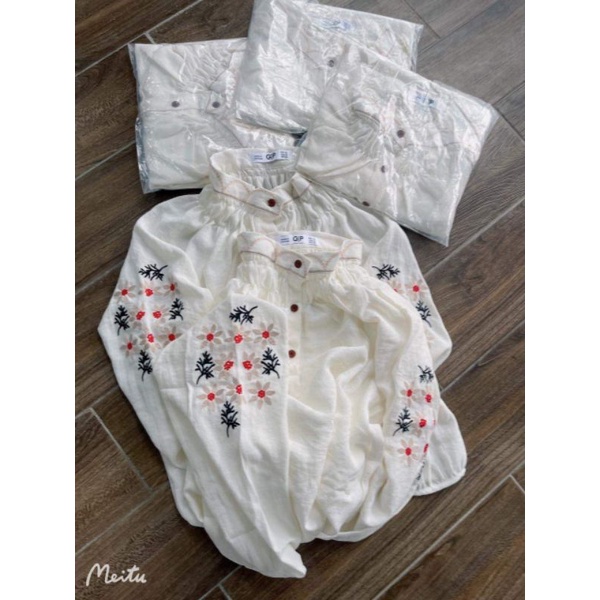 Áo thêu hoa vải xô đũi mềm mại phong cách Hàn