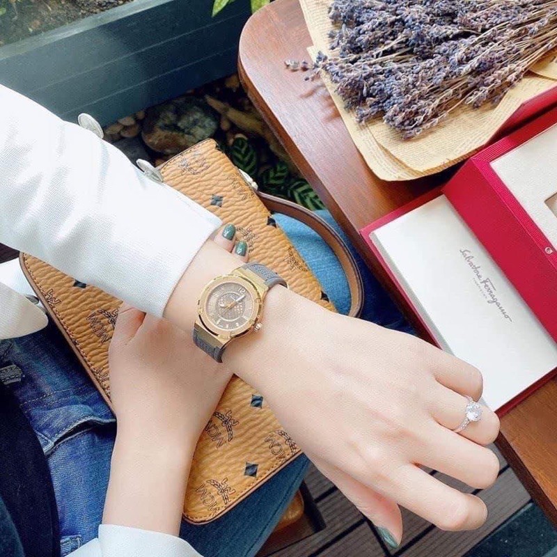 Đồng hồ nữ  Salvatore Feragamo dáng Hublot như thỏi chocolate .