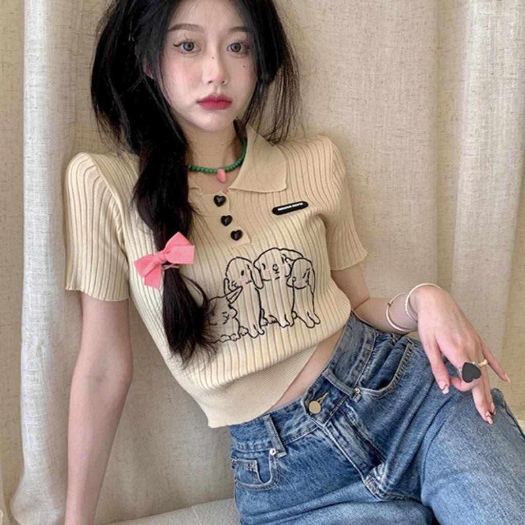 Áo polo nữ tay ngắn in hoạ tiết cún siêu xinh Xquin, Áo croptop nữ cổ trụ gài nút chất len tăm mềm mịn