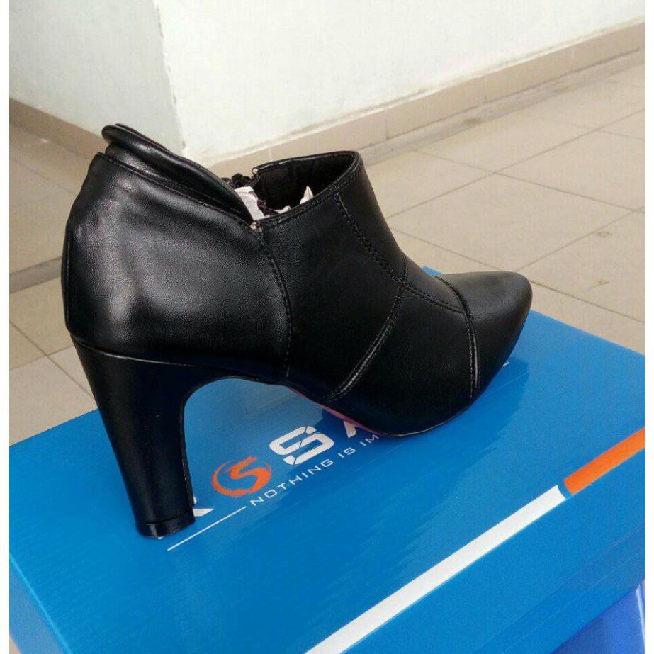 Giày boot nữ cổ thấp đế cao 7cm màu đen hàng hiệu rosata ro27 -h91