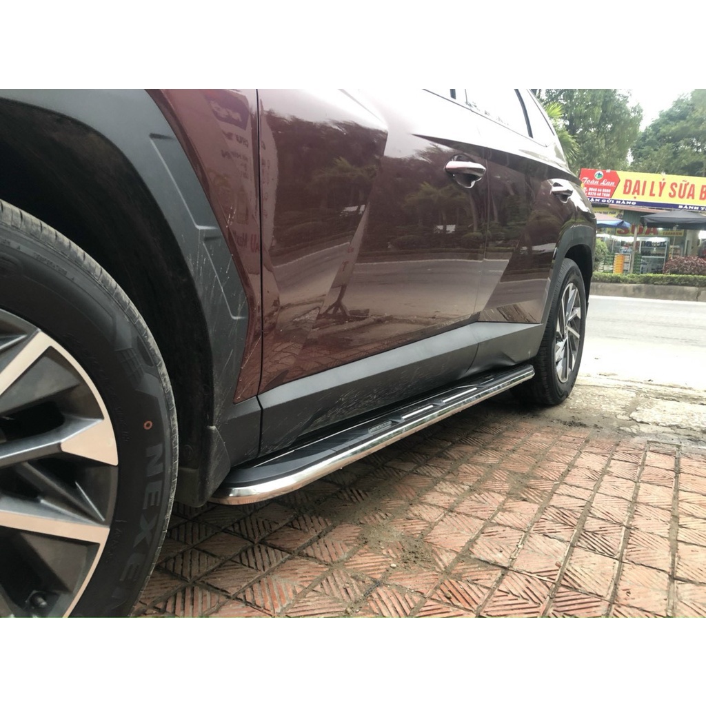 Bậc lên xuống xe Hyundai Tucson 2022-2023, mẫu đen đúc chỉ inox , mẫu chỉ gương cao cấp. Chắc chắn bền bỉ