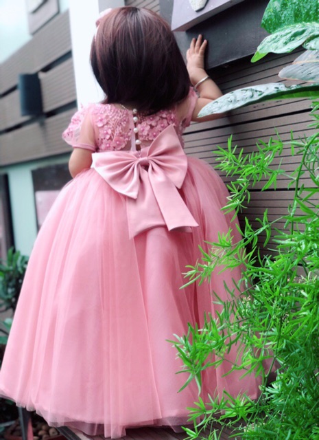 Váy thiết kế cô dâu cho bé