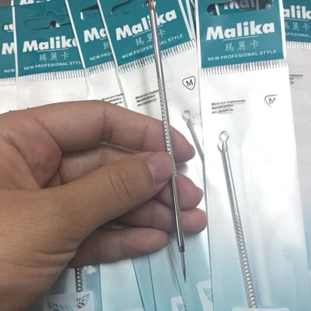 Que nặn mụn mailika