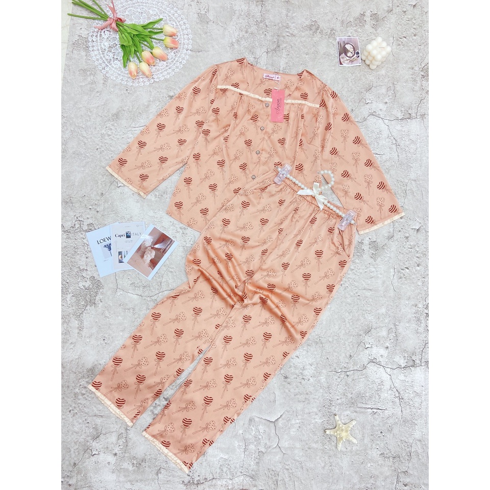 Bộ đồ mặc nhà Anna, set đồ ngủ nữ chất lụa Latin dáng dài họa tiết trái tim dễ thương cổ vuông phối viền ren trẻ trung