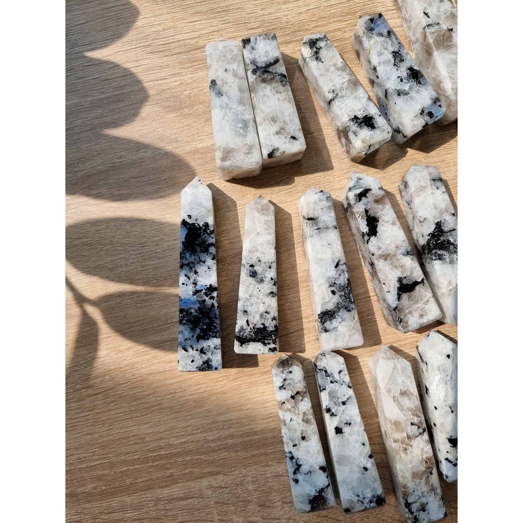 Trụ đá Mặt trăng (Moonstone), là trụ đá thanh tẩy trong Tarot, Reiki, thiền định, phong thủy