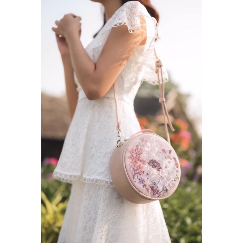 [Mã 2611THTRANG100K hoàn 10% xu đơn 99K] Túi tròn đeo chéo thêu hoa Ngaos Florabom 02 | BigBuy360 - bigbuy360.vn