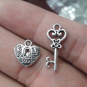 nguyên liệu charm sỉ Chìa khóa , ổ khóa 23k = 50 gram  (1 gói) [ chuyên sỉ charm nhập]