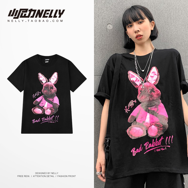 (CÓ SẴN)HÀNG CHÍNH HÃNG áo phông NELLY HEYBIG unisex tay lỡ, hoạ tiết mặt gấu hồng mẫu mới 2021 mã THDX5928.