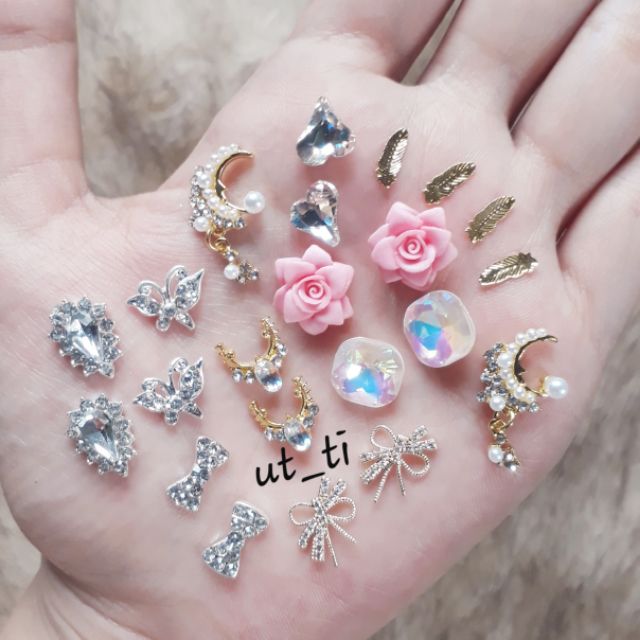 Charm lá lông vũ mã 4