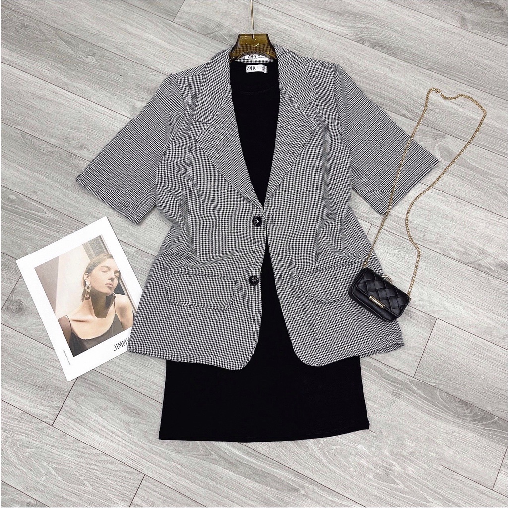 Váy body đen mix áo vest kẻ