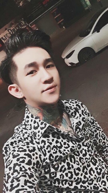 Sơ mi lụa họa tiết báo trắng